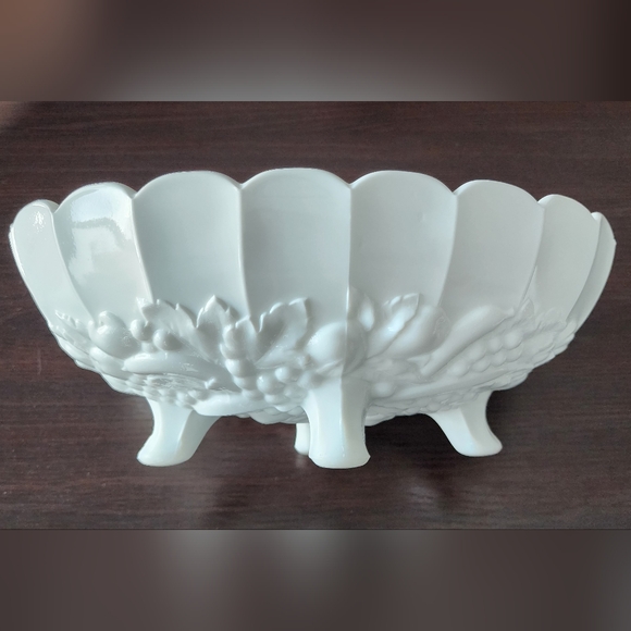 Large milk glass oval footed fruit bowl, vintage mid-century, great condition! - Picture 4 of 13